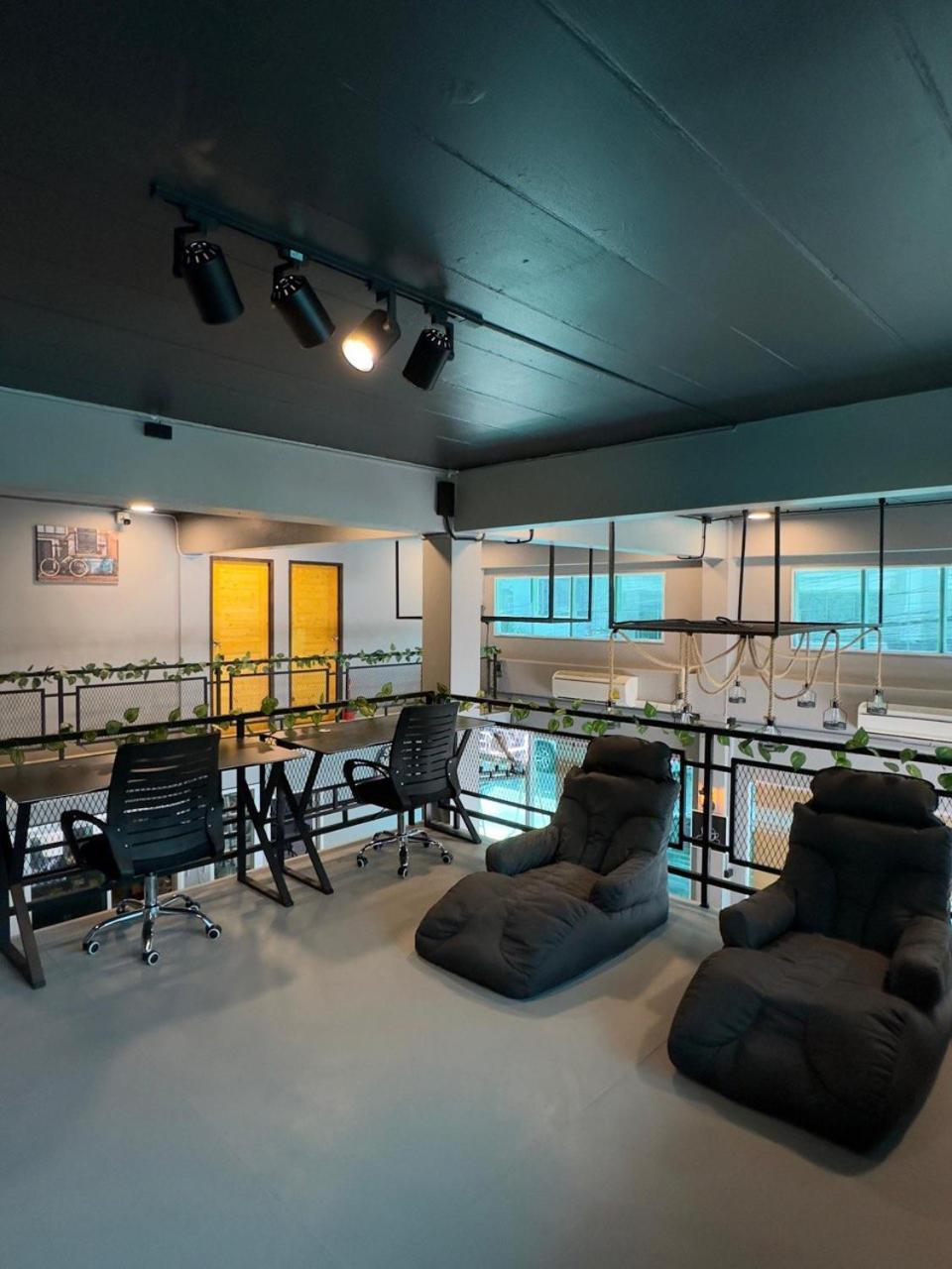 Friends Station Tukkom Hostel & Cafe Pattaya Exterior foto